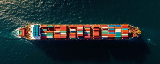 Containerschiff aus Vogelperspektive